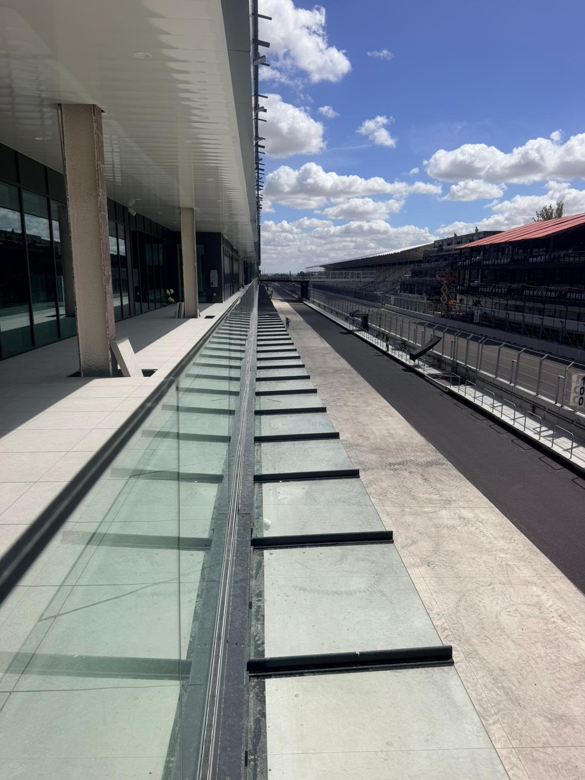 Estructura metálica y cubierta acristalada en el circuito de Madring
