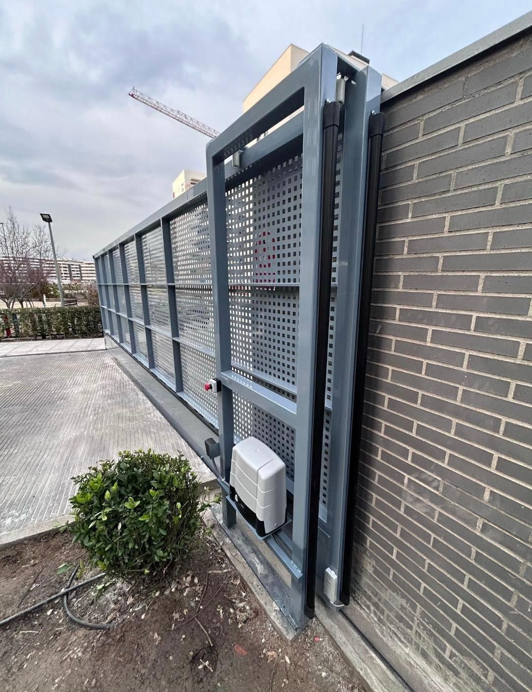 Puerta corredera automatizada con motor