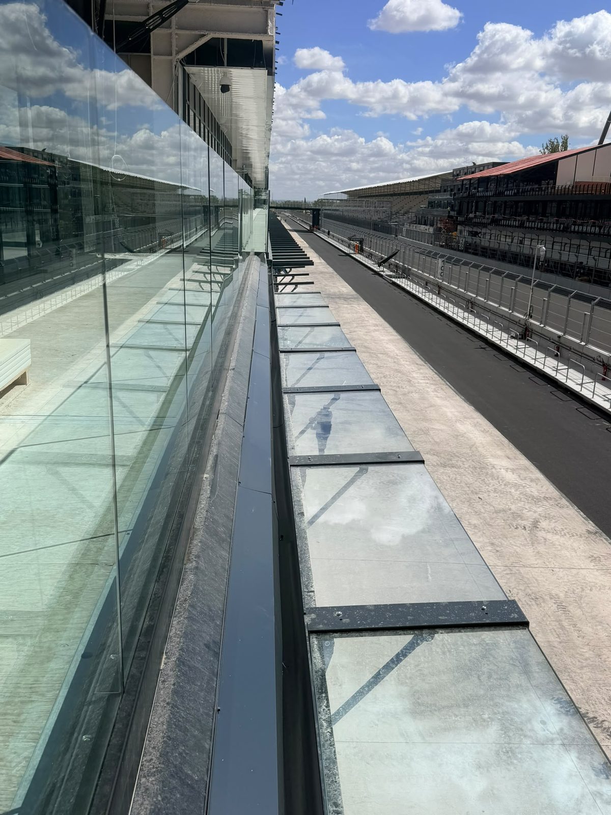 Fachada acristalada y remates metálicos en el circuito Madring