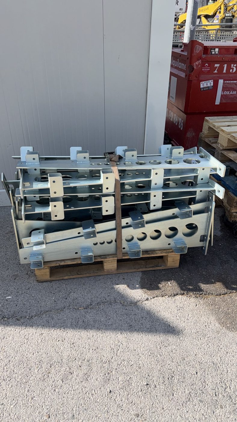 Piezas galvanizadas preparadas para montaje en obra
