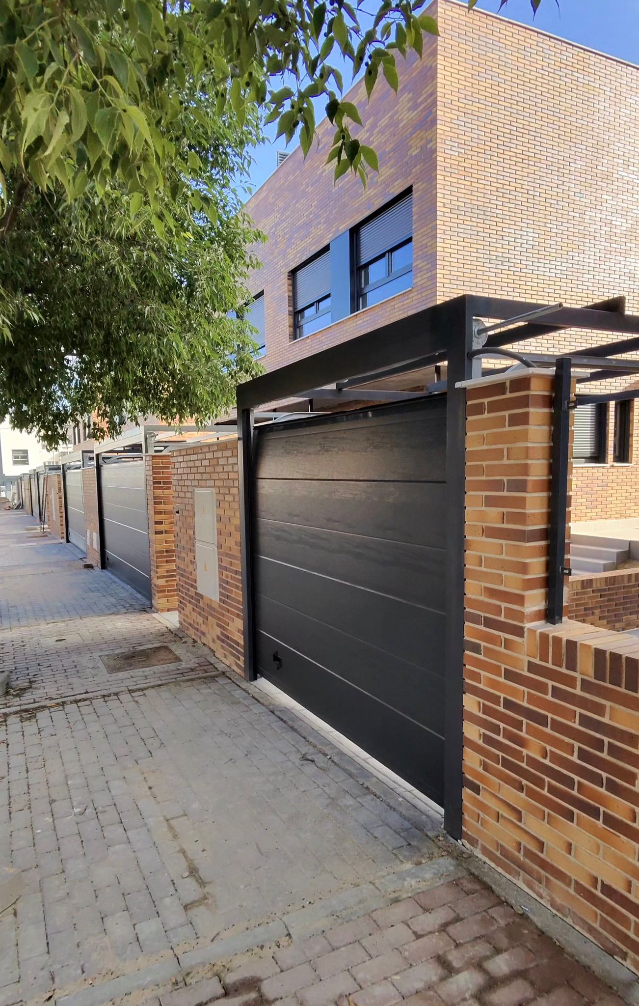 Pérgola metálica con puerta seccional